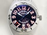 gros plan d'une montre sur une surface blanche