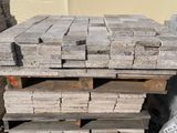 un tas de bois empilé sur une palette