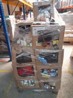 un carton rempli d'articles divers dans un entrepôt