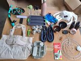 plusieurs objets posés ensemble sur une table