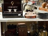 de nombreux types de bagages différents sur une étagère dans un magasin