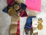 deux rubans et une médaille posés sur le lit
