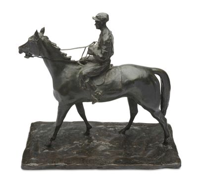 statue en bronze représentant un homme à cheval, posée sur un socle en marbre