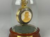 une image représentant un dôme en verre avec une horloge à l'intérieur