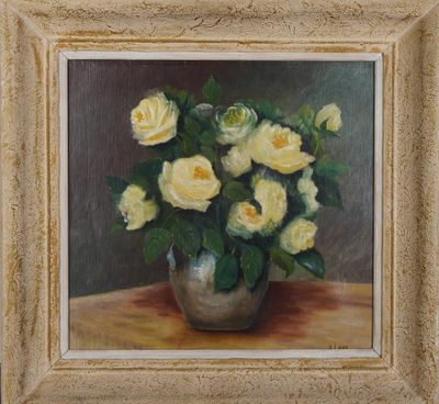 peinture représentant des roses jaunes dans un vase argenté posé sur une table