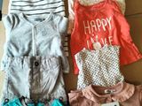 un lot de t-shirts pour enfants posé sur une boîte en carton