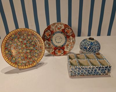 trois assiettes et un bol posés sur une table