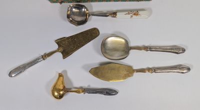 beaucoup de cuillères et de couteaux-cuillères en argent sur la table