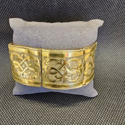 une image représentant un bracelet en or orné d'un motif décoratif