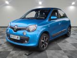 la petite voiture bleue est garée dans une grande pièce