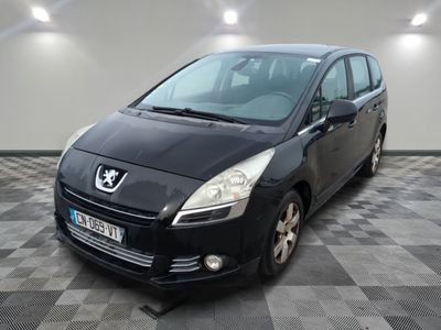 la photo d'une voiture noire garée dans un garage