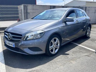 La Mercedes CLA est garée sur un parking