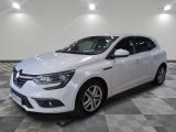 la voiture blanche est garée sur un carrelage à carreaux