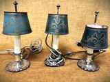 trois lampes posées sur une table