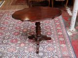 une petite table posée sur un tapis dans une pièce