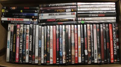 beaucoup de dvd dans une boîte sur la table
