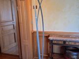 une lampe qui se trouve sur un support dans une pièce