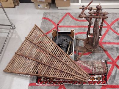 une vieille machine posée sur un tapis