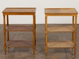 une paire de tables d'appoint en bois avec des étagères en osier sur le dessus
