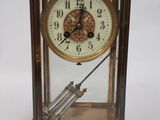 une horloge posée sur une table