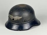 un casque orné d'un aigle sur le côté