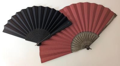 deux éventails noirs et rouges sur fond blanc
