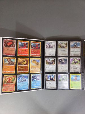 une photo montrant une collection de cartes Pokémon posée sur une table