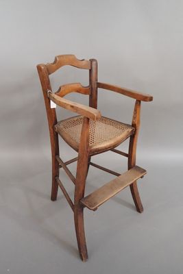 Chaise haute d'enfant en noyer avec son marche-pied, assise …