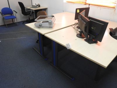 3 bureaux demi-lune stratifiés belges, 5 chaises dactylo, 4 …