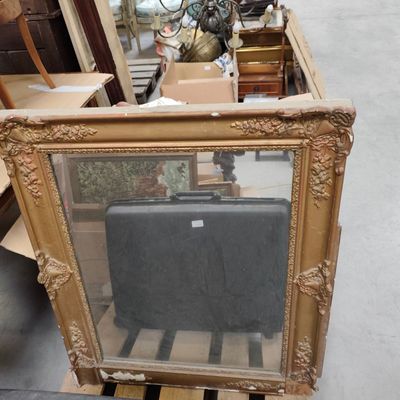 a picture of a picture frame sitting on top of a pallet