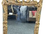 un miroir posé par terre devant un lit