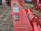un gros plan d'une machine rouge sur laquelle est collé un autocollant