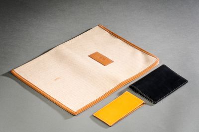 une photo montrant un portefeuille et un étui à portefeuille posés sur une table