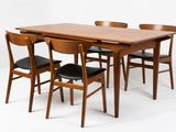 une table avec quatre chaises et une table sur laquelle sont posées quatre chaises