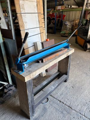 la photo d'une machine qui se trouve dans un garage