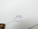un morceau de papier sur lequel est accrochée une étiquette