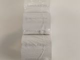 trois rouleaux de papier toilette posés sur une surface blanche