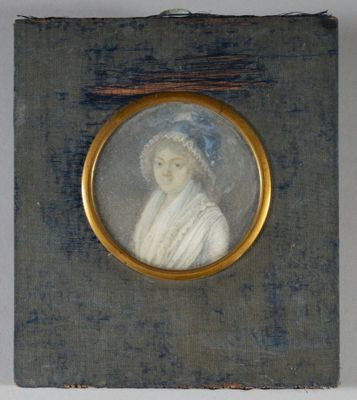 portrait d'une femme portant un chapeau bleu et une robe blanche
