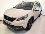 la petite voiture blanche est garée dans une pièce blanche