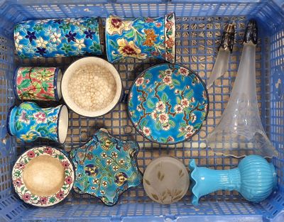 un panier bleu rempli de différents types d'assiettes et de tasses