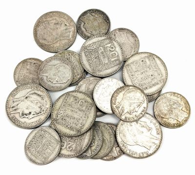 une pile de pièces d'argent posée sur une surface blanche