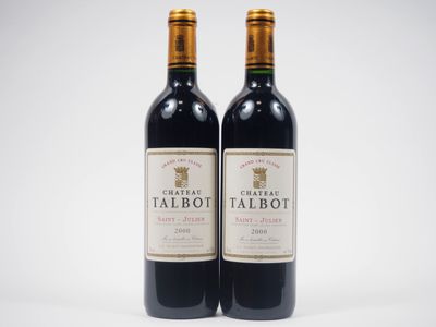 deux bouteilles de vin rouge posées l'une à côté de l'autre sur une surface blanche