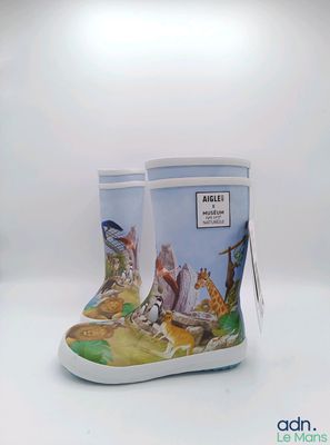 Les bottes de pluie pour enfants sont ornées d'animaux et d'arbres