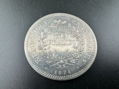 une pièce d'argent sur une surface noire