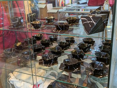 une vitrine remplie d'objets en noir et blanc