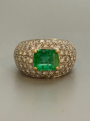 Bague dôme en or gris 750 millièmes sertie d'une émeraude re…