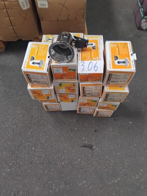 une pile de cartons de jus d'orange posée par terre
