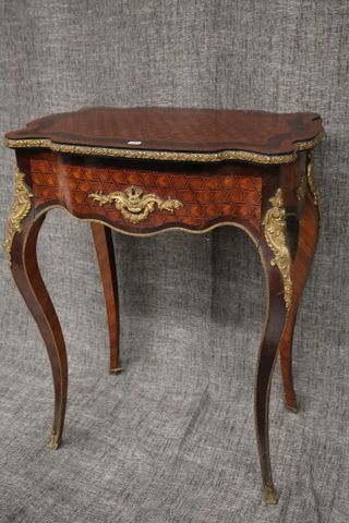Table ou travailleuse en bois de placage richement marqueté ouvra...