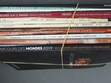 beaucoup de livres emballés dans un sac