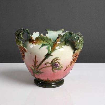 un vase orné d'une fleur, posé sur une table